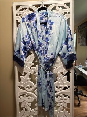 Apt. 9 Light Blue Floral Satin Robe with Navy Trim